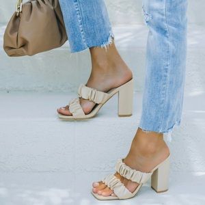 SCRUNCH SQUARE TOE HEELED SANDAL